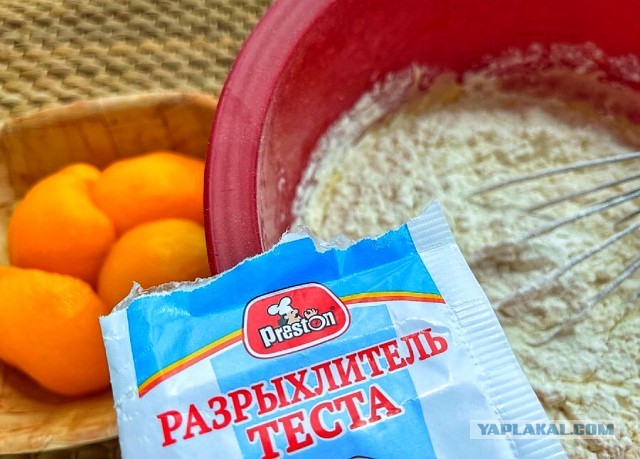 Быстро-вкусно: пирог на сметане с персиками