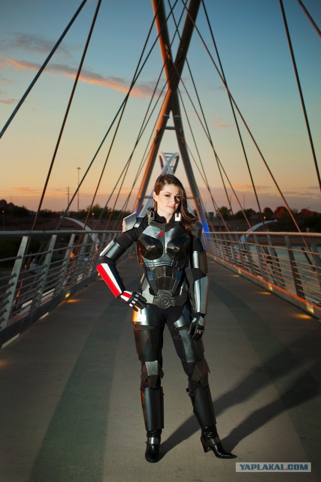 Крутой косплей, костюм из игры Mass Effect