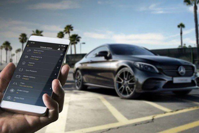 Владельцам Mercedes-Benz в России придётся парковаться, прогревать двигатель и искать машину на парковке «по старинке»