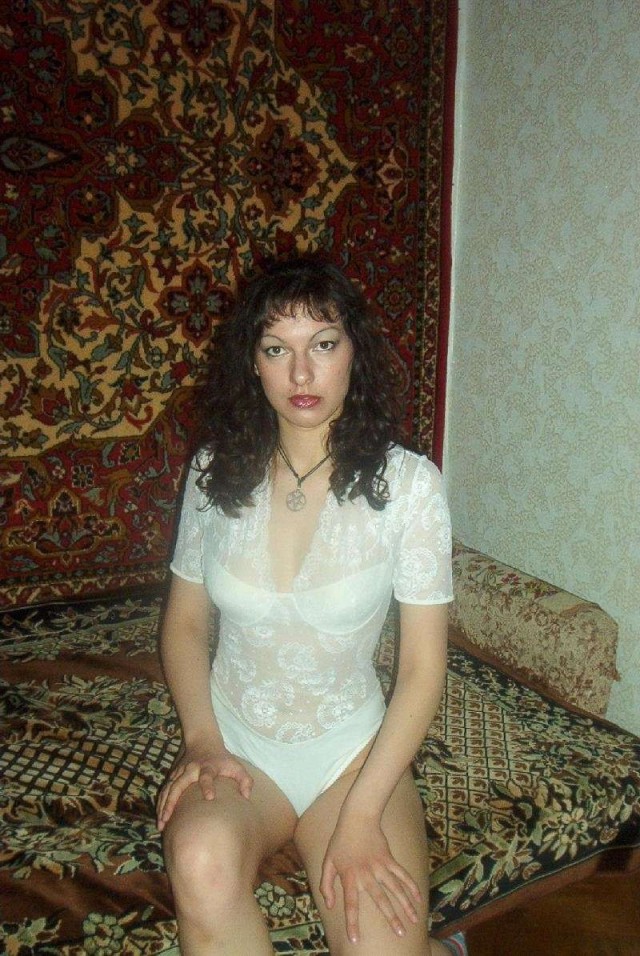 И хоть не юные уже, они ещё романтики в душе