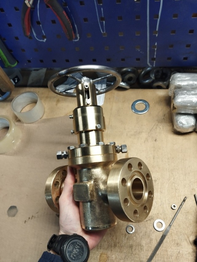 Аниме фигурка заводчанина