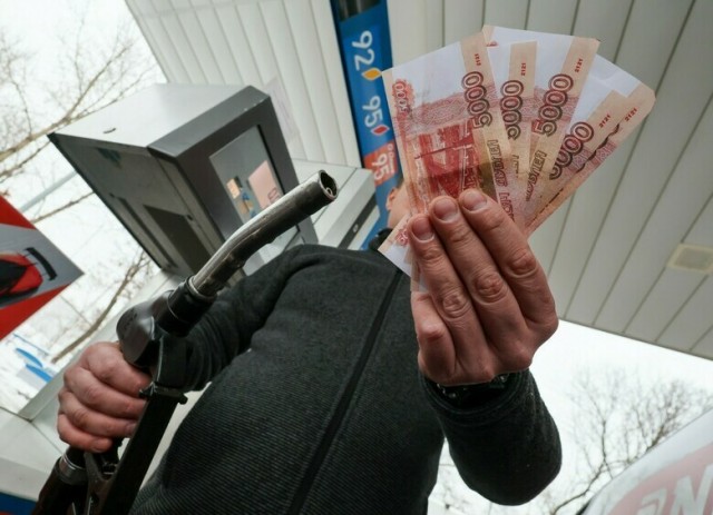 Цены на бензин снова поползли вверх — кто виноват и что будет дальше