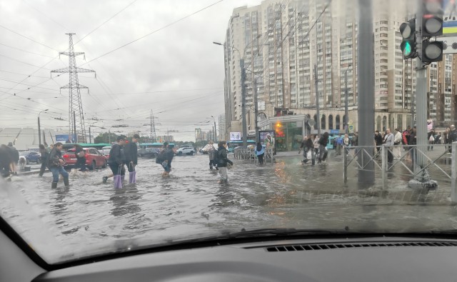 На КАД Петербурга в дождь размыло основание дороги