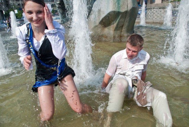 Отгремел выпускной в киевских фонтанах