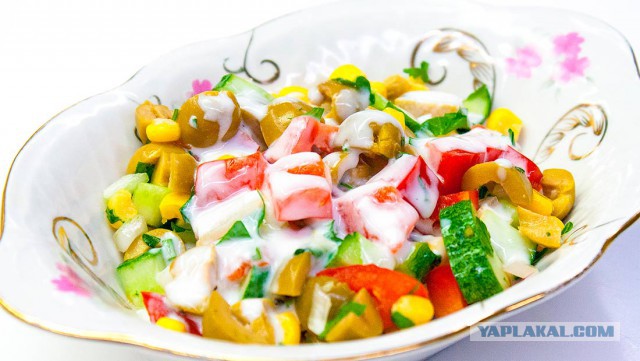 Салат с перчинкой, кукурузой и оливками