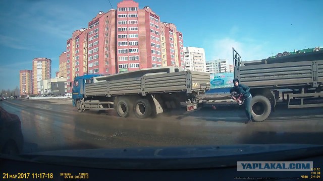Пешеход с корзиной продуктов врезался в грузовик