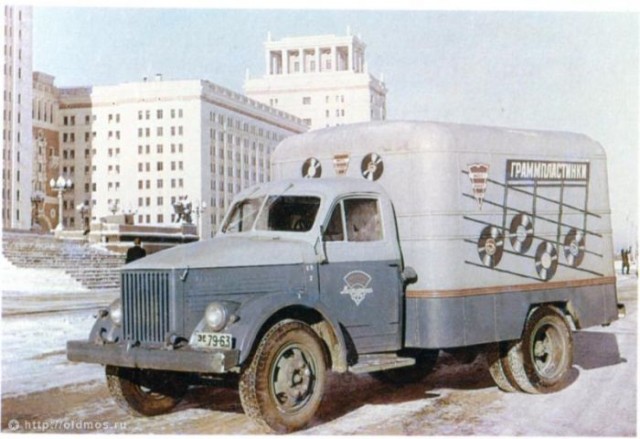 Реклама на грузовиках... времен СССР!