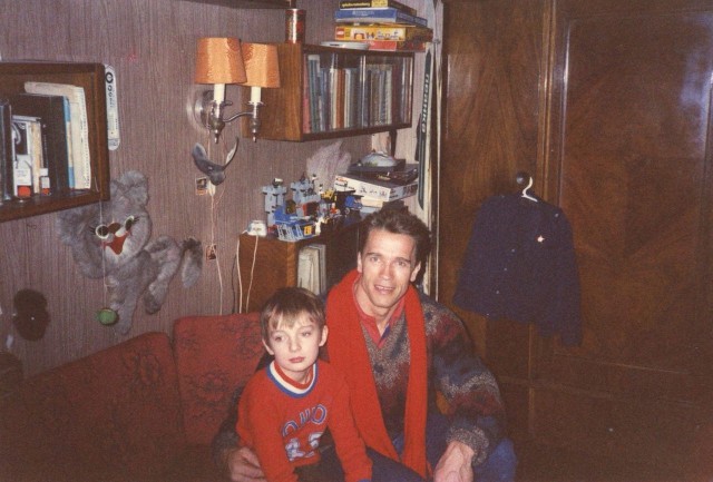 Арнольд Шварценеггер дома у фотожурналиста Сергея Лойко с его сыном Степаном, 1988 год