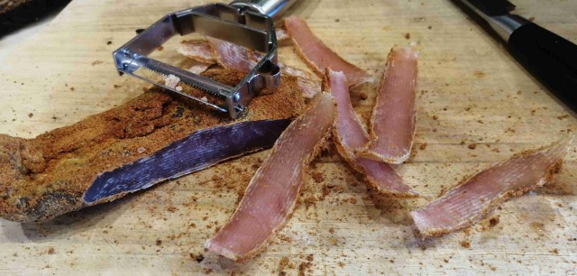 Чипсы мясные, самолепные, в электросушилке приготовленные
