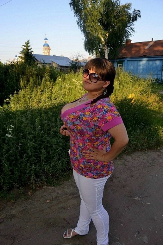 Девушки с косичками.
