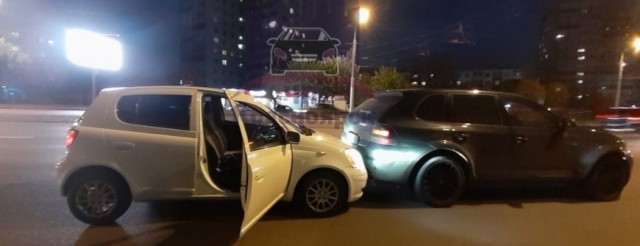 Борзой «Кайен» поставил целью скинуть с дороги автомобиль, «подрезавший» его на кольце Предмостной площади в Красноярске
