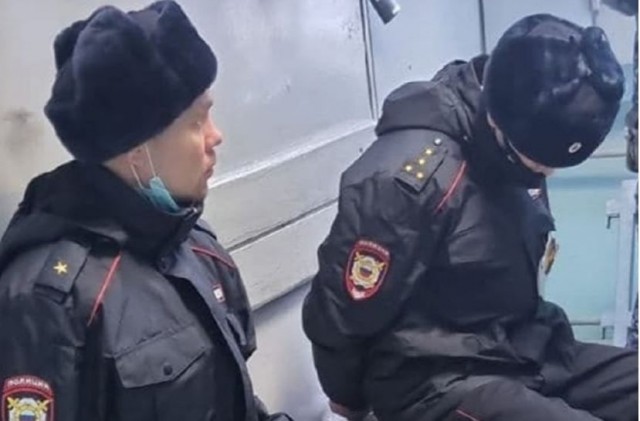 «Какая должность?»: в Екатеринбурге поймали закладчиков в форме полиции