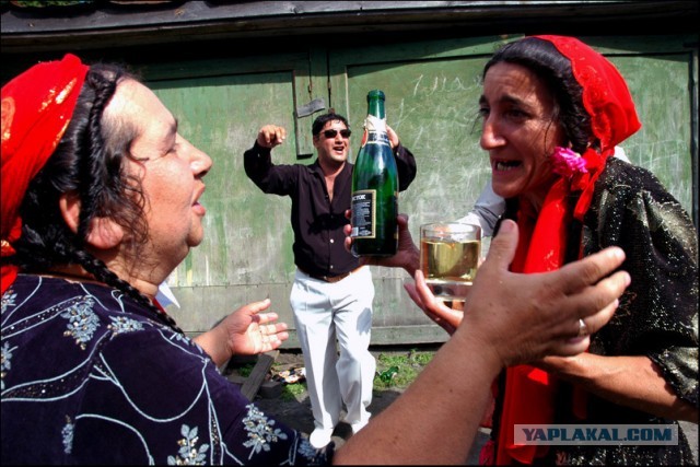 Радуются, что невеста девственницей была.