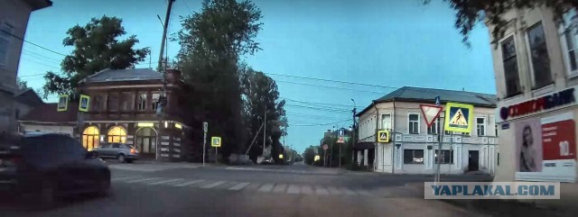 Едешь такой сонный в полпятого утра по пустому городу