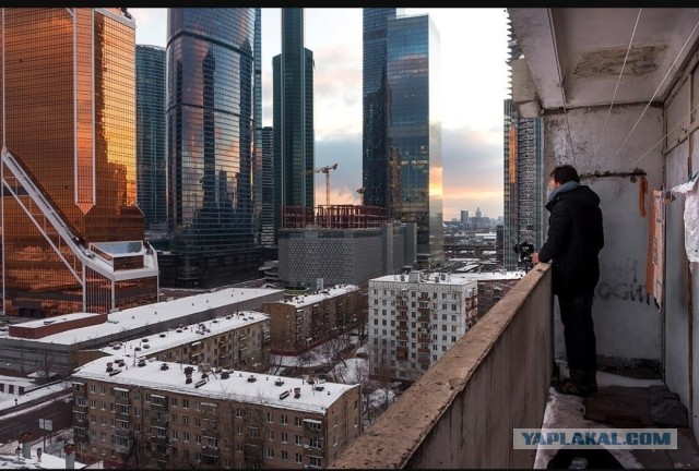 Москва снова под атакой дронов: беспилотник упал недалеко от "Москва Сити"
