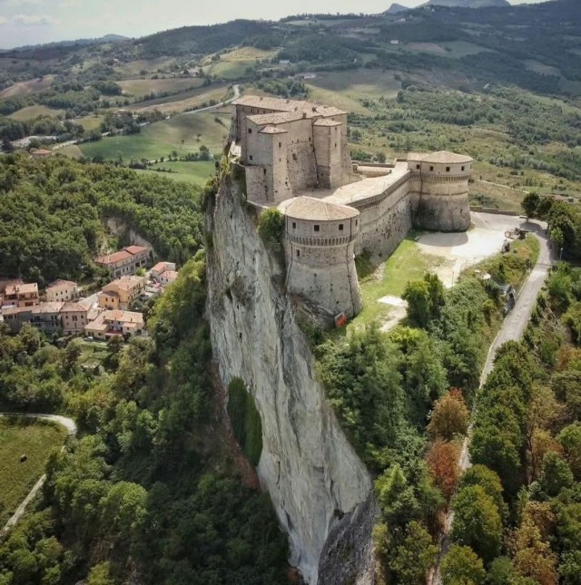 Вы знаете, я как-то не очень соседей люблю