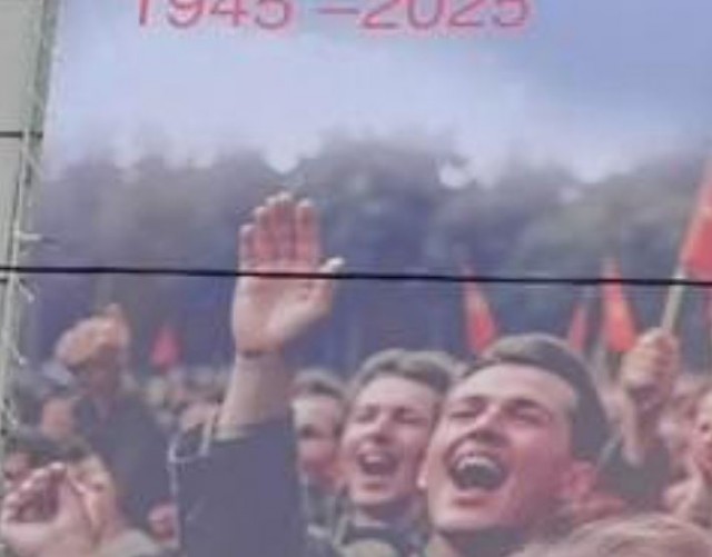 В Барнауле баннер ко Дню Победы сгенерировали нейросетью — у одного из солдат на нём шесть пальцев