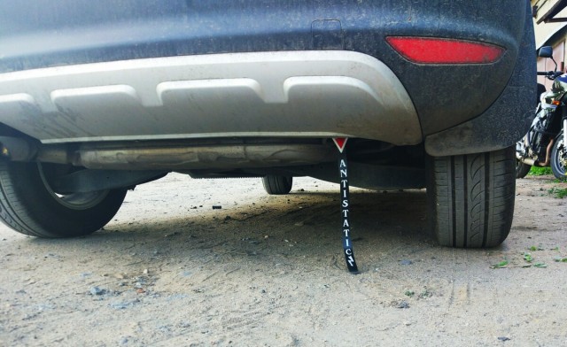 Автомобиль бьется током при выходе.