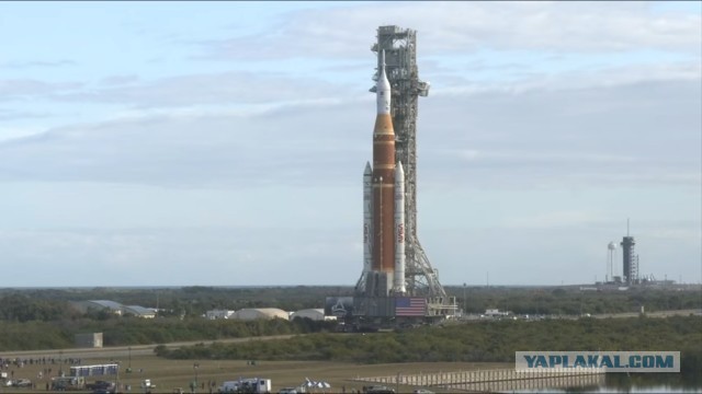 Транспортер NASA выехал за лунной ракетой.