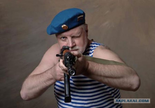 А жених-то еще и десантник!