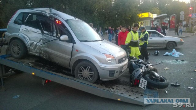 Байкер на большой скорости врезался в легковушку и опрокинул ее на бок