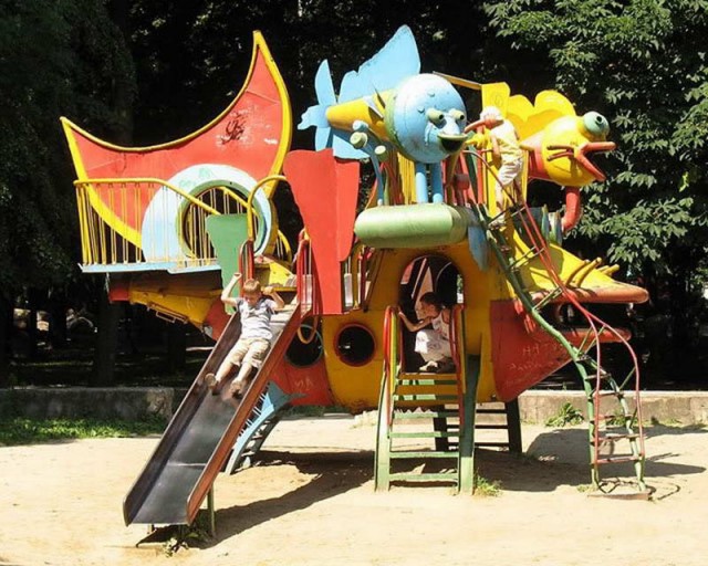 18 странных скульптур на детских площадках, которые невозможно забыть