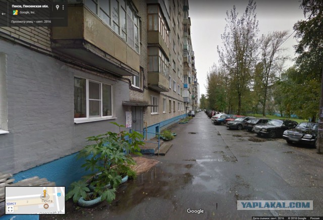 В Пензе на припаркованный возле дома автомобиль рухнул бетонный парапет