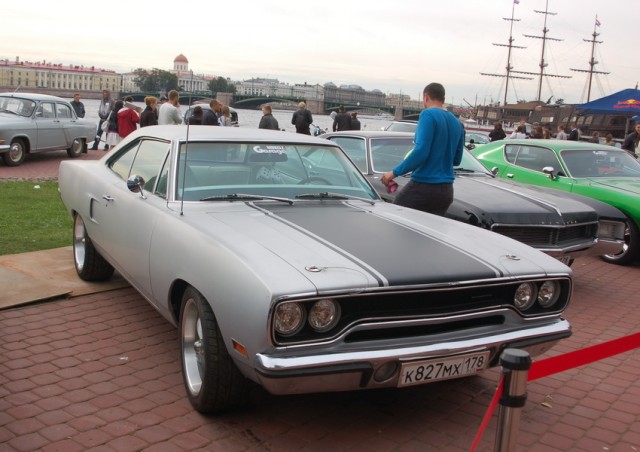 Авто Вернисаж на Неве.