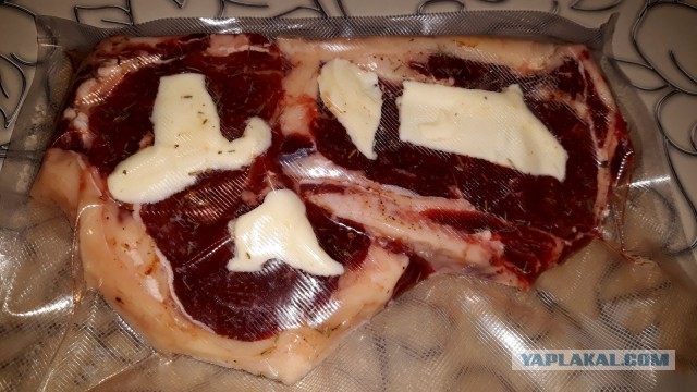 Быстрый стейк на сковородке с картофаном и хлебом.
