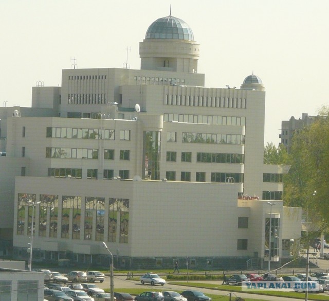 Как думаете, что в здании находится?