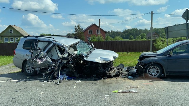 Целая семья погибла в страшной аварии с лесовозом в Карелии