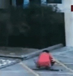 Школьник бросил петарду в люк