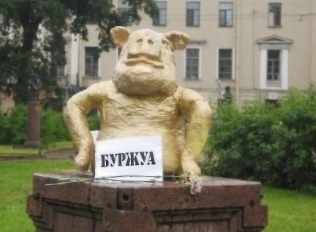 В Приморском районе Петербурга появился первый в России памятник шаверме!