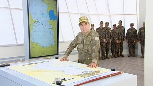 К приезду Гурбангулы Бердымухамедова в воинскую часть военно-морских сил Туркменистана для моряков построили бутафорский корабль