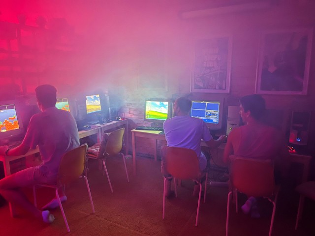 Энтузиаст воссоздал в гараже атмосферу компьютерного клуба времен двухтысячных