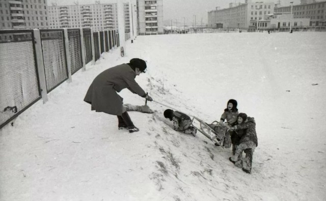 В Петербурге песком засыпали детские горки