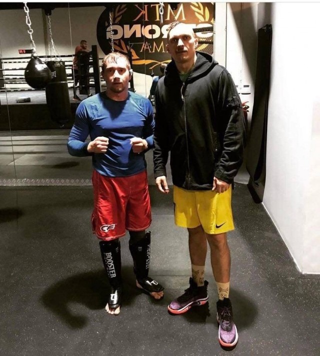 Усик с новым прикидом