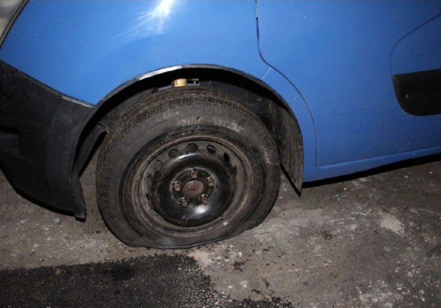 Житель Праги проколол 35 шин на украинских автомобилях