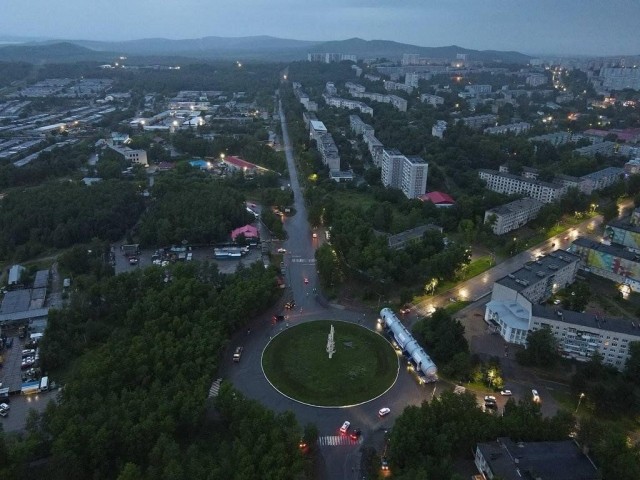 Угнал, врезался в бордюр и убежал