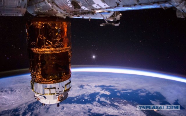 NASA показали кадр полного солнечного затмения и закат Земли, снятые с борта Orion