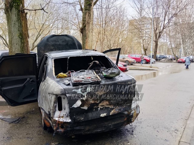 Сегодня ночью неизвестные подожгли машину в Казани