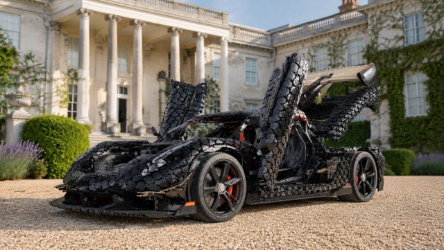 Игрушки для мальчиков. Собран из Lego. Цена от $500. Koenigsegg весом 1,8 тонны разогнался до 111 км/ч.