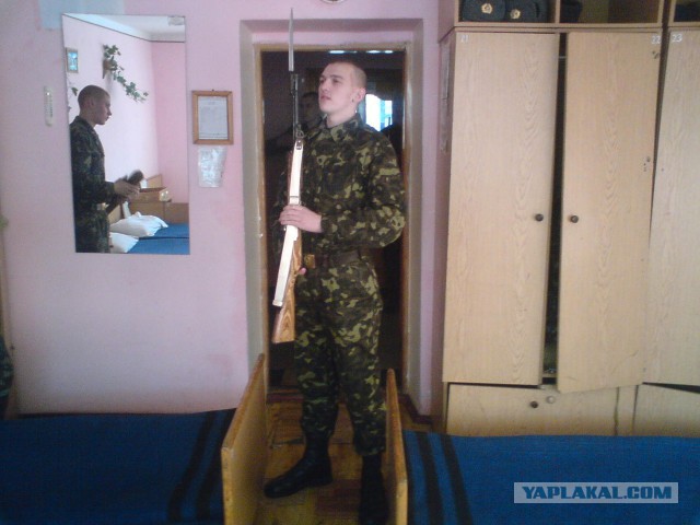 Солдат пытавшийся упасть на инаугурации Порошенко
