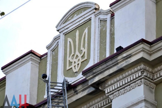 Демонтаж последних символов Украины в Донецке