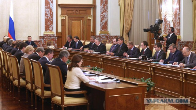 Кажется, кресло Медведева тоже «отлито в граните»