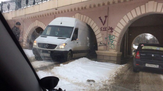 Под мостом в Питере с надписью «Газель не проедет» все-таки проехала какая-то заниженная Газель