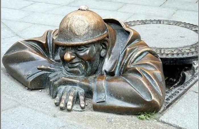 Памятники, способные удивить любого