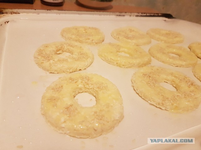 Творожно-сырные колечки с кунжутом
