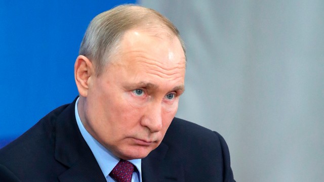 В Кремле затруднились разъяснить поправки Путина о Боге