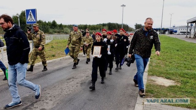 Сын красноармейца встретил отца с войны на границе России и Украины